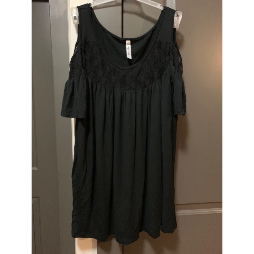 White Mark - Cold Shoulder Top w/Lace - Size 3X